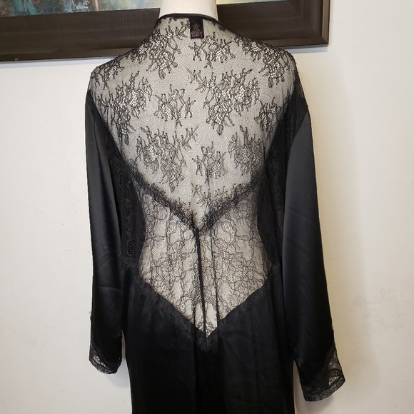 Exquisite Victoria's Secret Robe - Picture 1 of 6